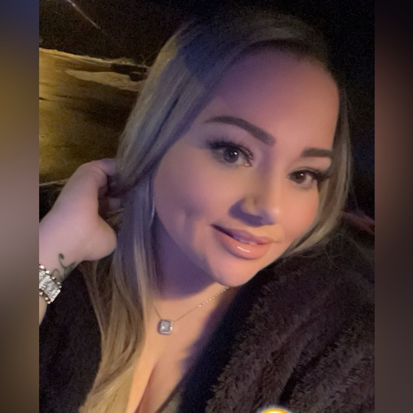 Hi my name is Tam, everything in my closet is OBO so make me a REASONABLE offer! - Picture 2 of 7